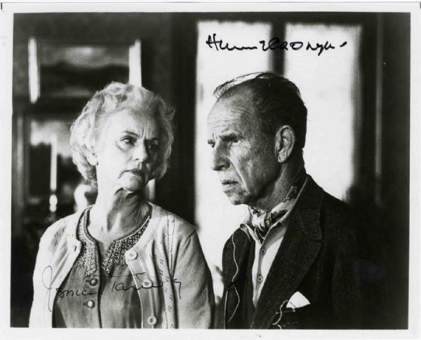 Hume Cronyn & Jessica Tandy 8'' x 10'' Signed Photo -- B/W Glossy Photo in Fine Condition