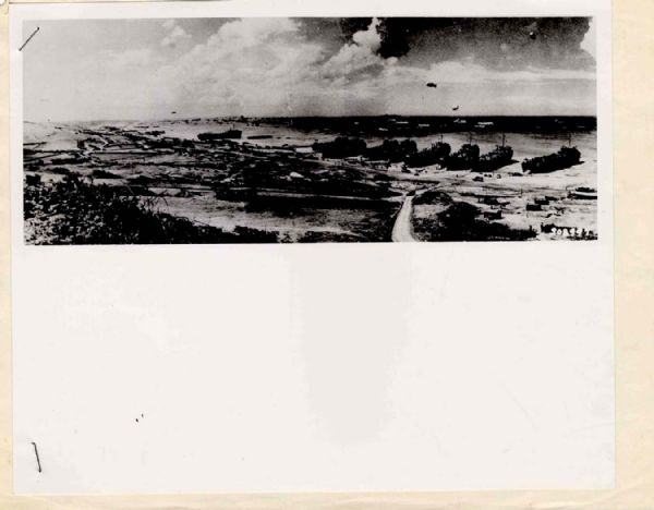 Original World War II D-Day 10'' x 4'' Black and White Glossy Press Photo -- Omaha Beach, France -- Near Fine