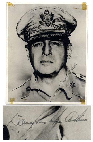 WWII General Douglas MacArthur Signed Photo