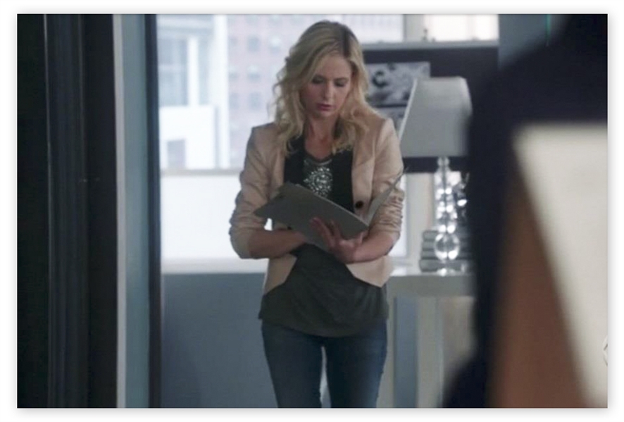 Sarah Michelle Gellar Screen-Worn Outfit From ''The Crazy Ones''