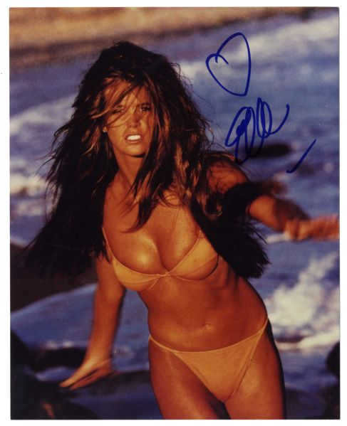 8'' x 10'' Elle MacPherson Glossy Signed Photo -- ''The Body'' Signs With a Heart -- Very Good Condition -- With Wehrmann COA