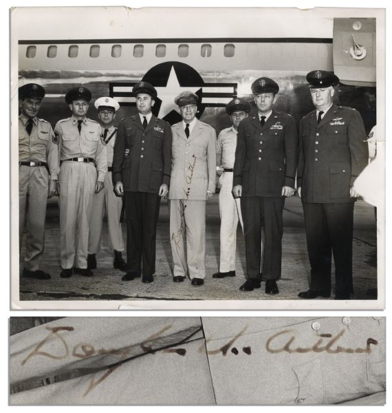 WWII General Douglas MacArthur Signed Photo